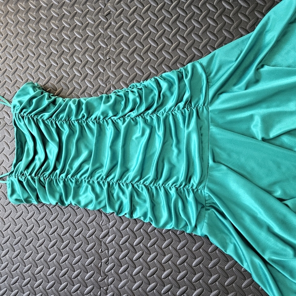 Le Chateau Dress - Picture 2 of 4